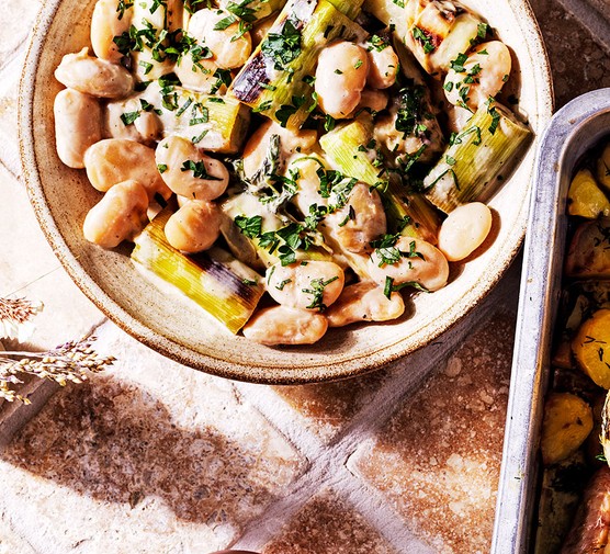 Braised butter beans & leeks in a small dish