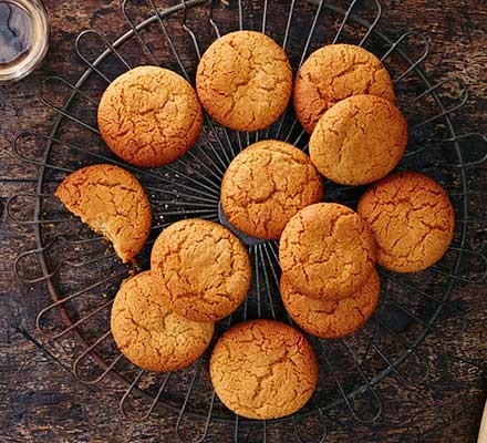 Ginger biscuits served on a wire tray